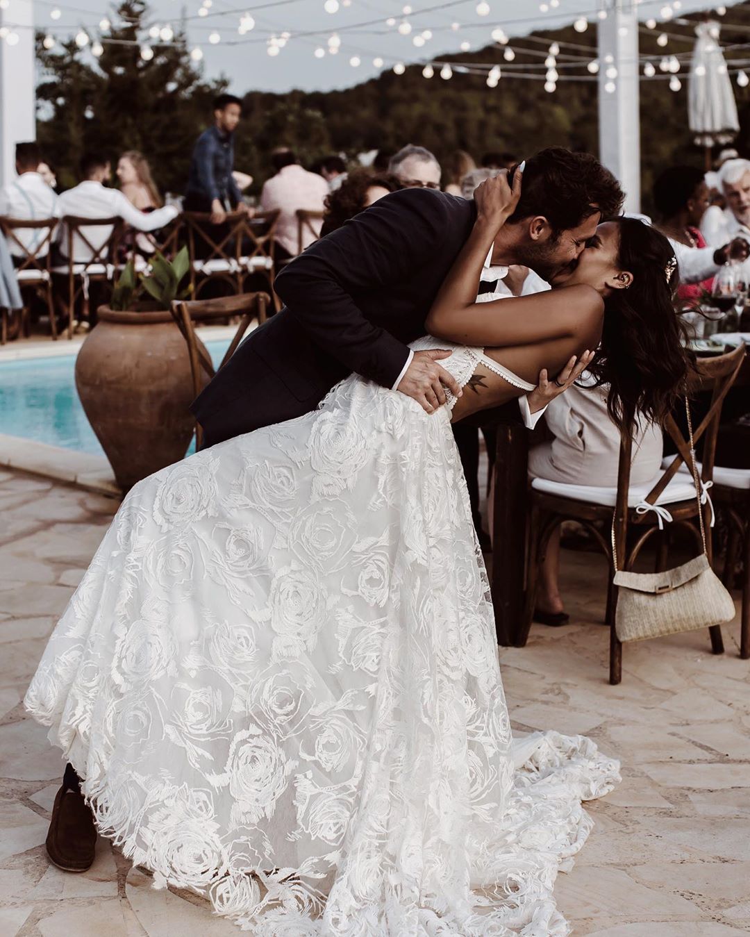 2020 A Line Wedding Gowns Lace Tulle Applique Hollow Plus Size Wedding Dresses Sweep Train V Line Sleeveless Bridal Gowns