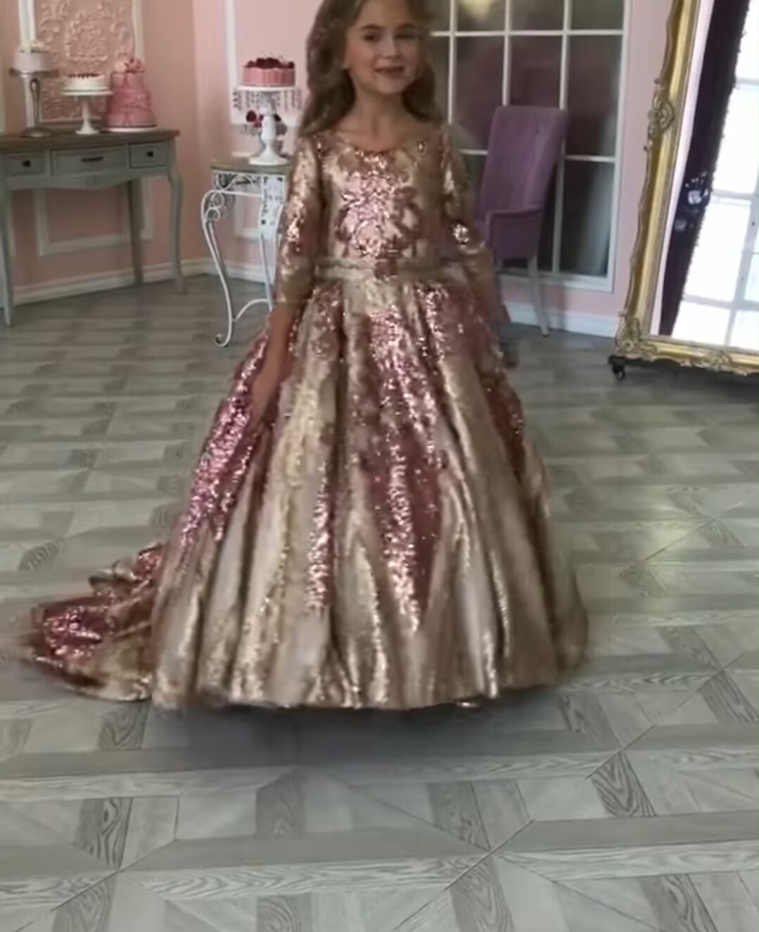 Gorgeous Sequined Flower Girl Dresses Jewel Neck A Line Sweep Train Girls Pageant Dress Plus Size Long Sleeve Kids Birthday Gowns