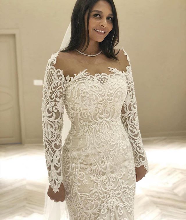 Romantic Long Sleeve Mermaid Wedding Dresses Off Shoulder Lace Vintage Bridal Gowns Bacless Beads Sweep Train Formal Wedding Dress