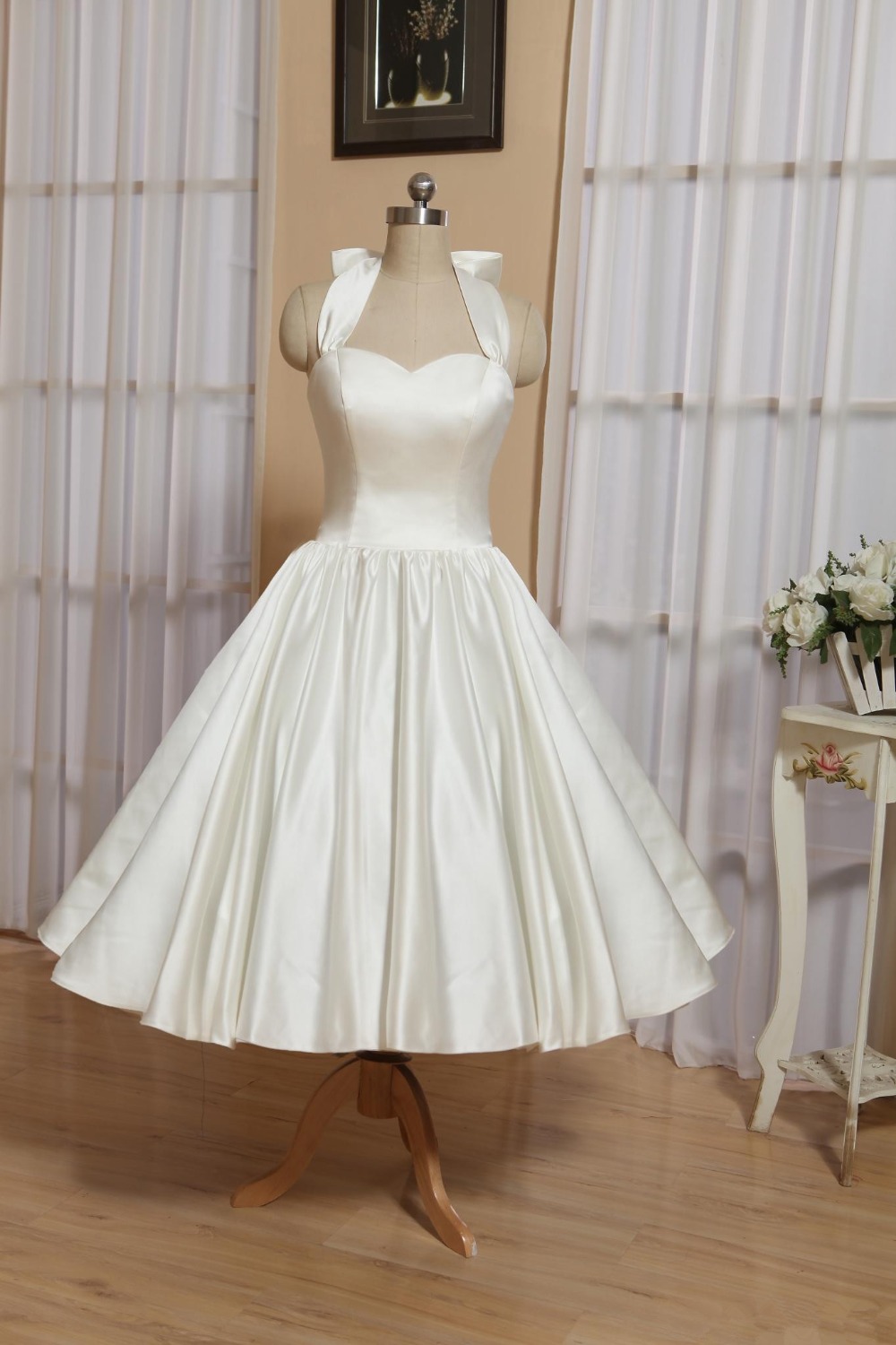 Short Satin Wedding Dresses vestido de noiva Vintage Tea Length Bridal Gowns Halter Corset Back 1950s 60s Wedding Gowns Custom Made, Red
Short Satin Wedding Dresses vestido de noiva Vintage Tea Length Bridal Gowns Halter Corset Back 1950s 60s Wedding Gowns Custom Made, Red