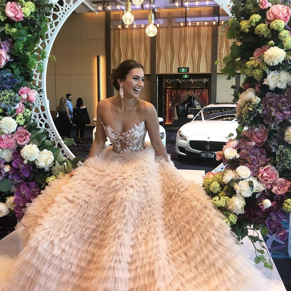 Sexy Ball Gown Prom Dresses Sweetheart Lace Appliqued Prom Dress Sweep Train Tiered Skirt Backless Plus Size Formal Party Gowns Custom