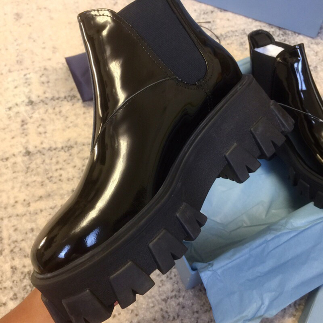Designer women Shoes White Patent Leather Fashion British Boots Round Toe Martin Boots Chunky Heel Round Toes short 6CM Heel Ankle Boots, Black
Designer women Shoes White Patent Leather Fashion British Boots Round Toe Martin Boots Chunky Heel Round Toes short 6CM Heel Ankle Boots, Black