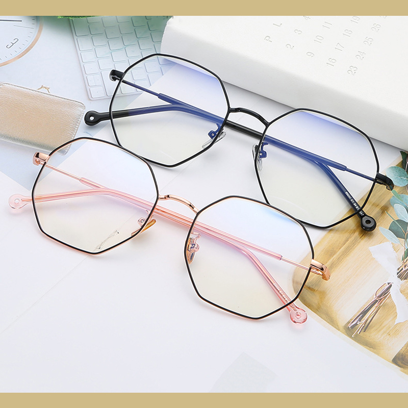 Irregular metal polygon art flat mirror personality decorative comfort glasses trend can be equipped with myopia frames.
Irregular metal polygon art flat mirror personality decorative comfort glasses trend can be equipped with myopia frames.