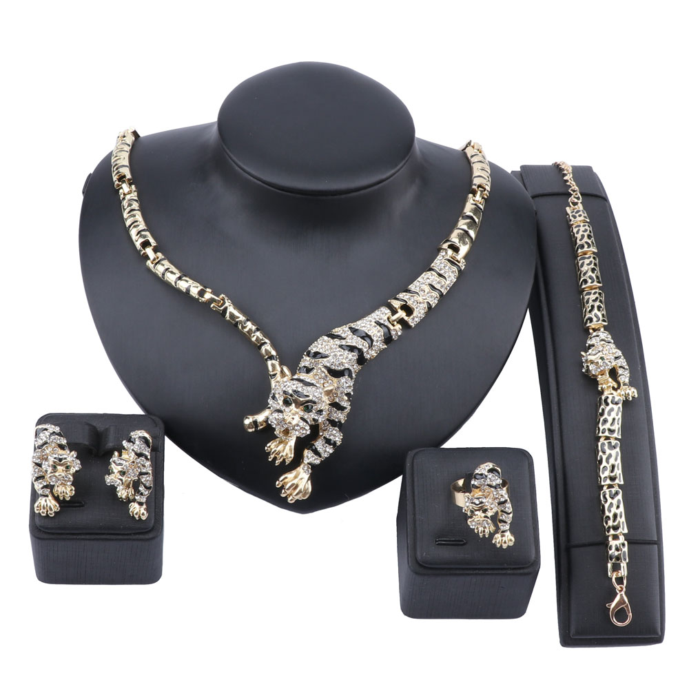 Exquisite Dubai Gold Tiger Crystal Jewelry Set Luxury Nigerian Woman Wedding Costume Design Necklace Earring Ring Bracelet Set
Exquisite Dubai Gold Tiger Crystal Jewelry Set Luxury Nigerian Woman Wedding Costume Design Necklace Earring Ring Bracelet Set