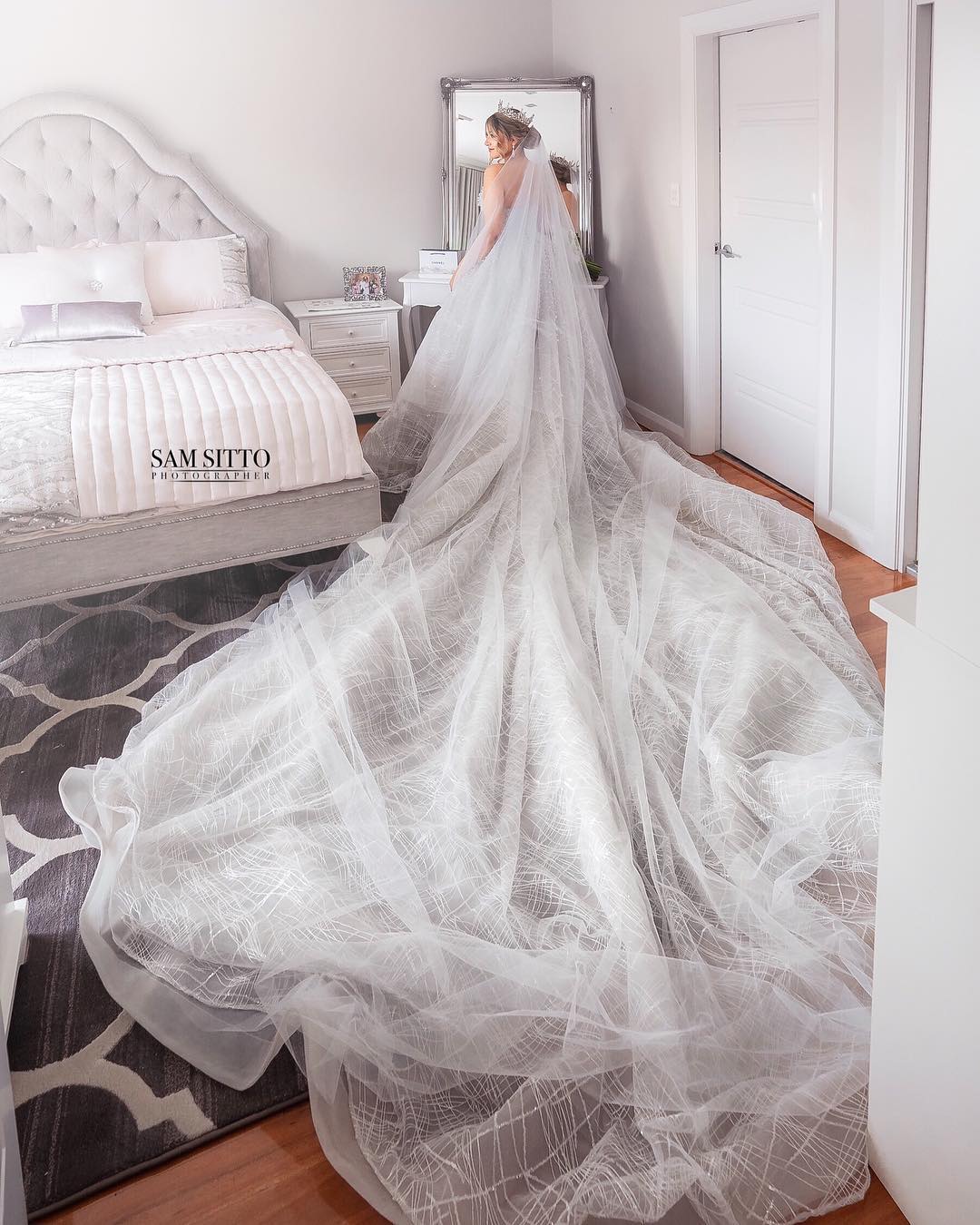 2020 Modest Elegant Strapless Ball Gown Sleeveless Wedding Dresses Lace Applique Pearls Wedding Gowns Sweep Train Bridal Gowns