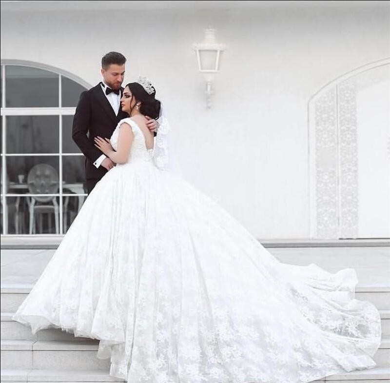 2020 Saudi Arabic Ball Gown Princess Wedding Dresses V-Neck Lace Appliques Corset Back Plus Size Mariage Gowns Court Train Robe De Mariee