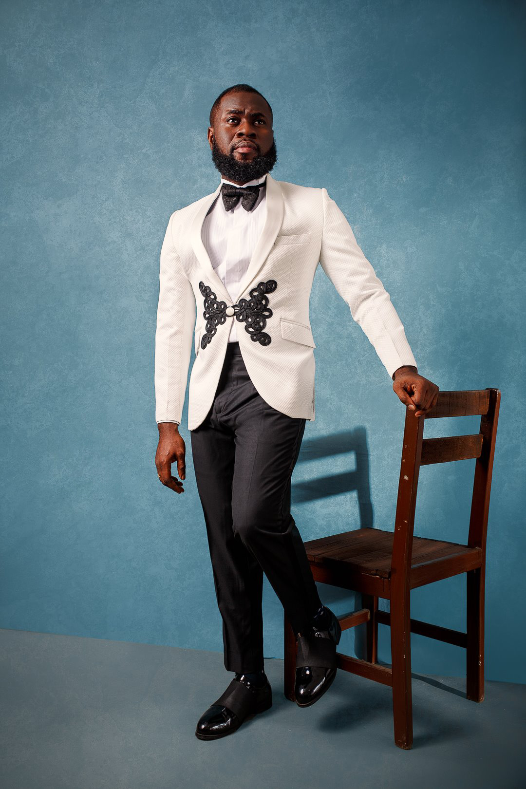 Customize Latest Design Mens Prom Tuxedos Suits White Applique One Button Groom Wear For Prom Party Formal Two Piece Men Suits