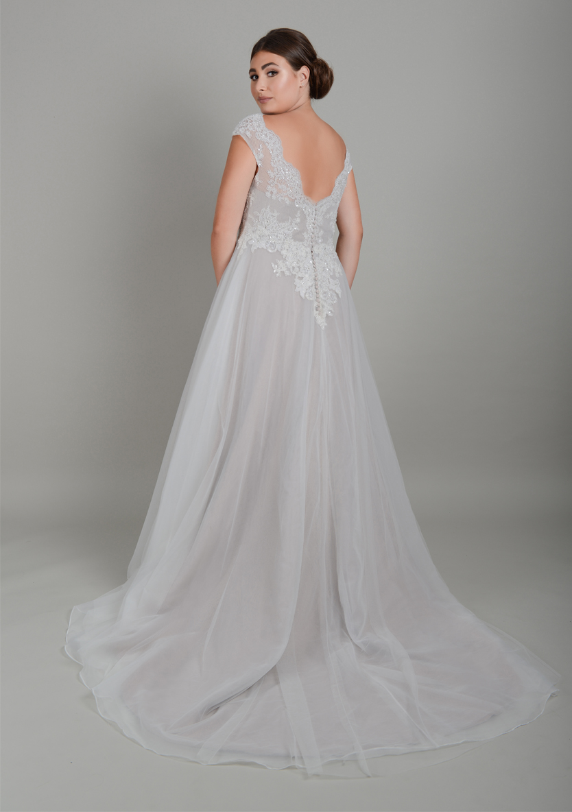 2020 Modest Wedding Gowns A Line V Neck Short Sleeve Plus Size Wedding Dresses Sweep Train Tulle Lace Applique Sequins Button Bridal Gowns