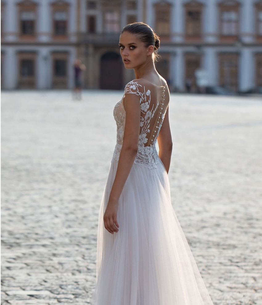 A Fashion E Lace Beach Wedding Dresses Sheer Plunging Neck Beaded Bridal Gowns Appliqued Sweep Train Tulle Robe De Mari E