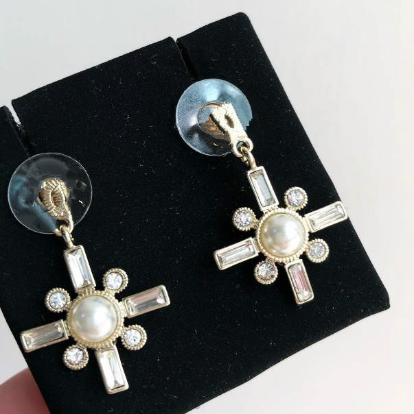 New fashion earrings for ladies brass plated 18K gold original material with diamond-inlaid super shining Earrings
New fashion earrings for ladies brass plated 18K gold original material with diamond-inlaid super shining Earrings