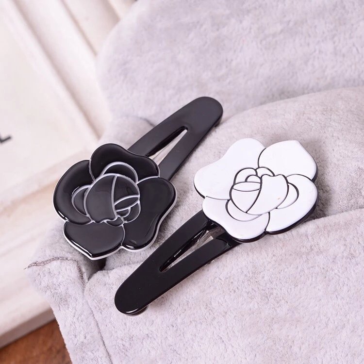 4 pcs/lot Korean fashion black and white camellia hairpin 3X6cm one word clip claw clip wig jewelry counter gift, Slivery;golden
4 pcs/lot Korean fashion black and white camellia hairpin 3X6cm one word clip claw clip wig jewelry counter gift, Slivery;golden