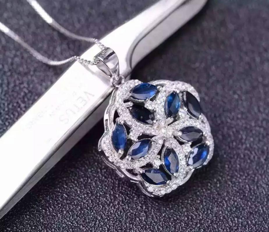 Lockets Natural Blue Sapphire Pendant S925 Silver Gemstone Necklace Trendy Round Fire Wheel Women Gift Jewelry
Lockets Natural Blue Sapphire Pendant S925 Silver Gemstone Necklace Trendy Round Fire Wheel Women Gift Jewelry