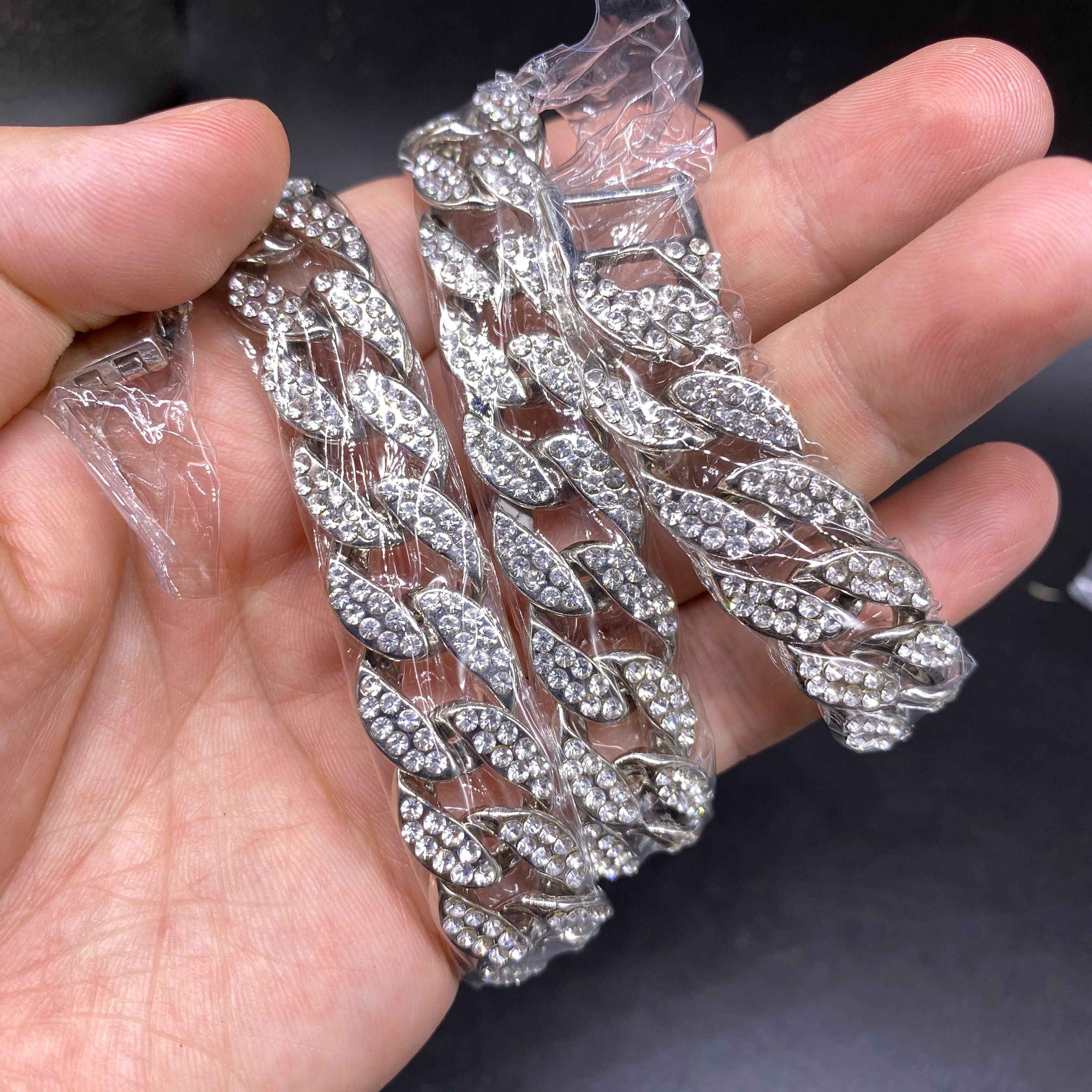 Bling chain Iced Out Chains Necklace Mens Cuban Link Chain Necklaces Hip Hop High Quality Personalized Jewelry for Women
Bling chain Iced Out Chains Necklace Mens Cuban Link Chain Necklaces Hip Hop High Quality Personalized Jewelry for Women