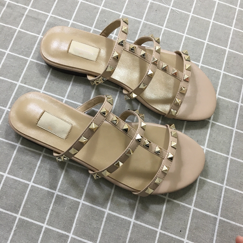 Designer Luxury Women Slippers New Arrival Hot Sale Rivets Style Fashion Style Classic Quality Sandal Size 35-41
Designer Luxury Women Slippers New Arrival Hot Sale Rivets Style Fashion Style Classic Quality Sandal Size 35-41