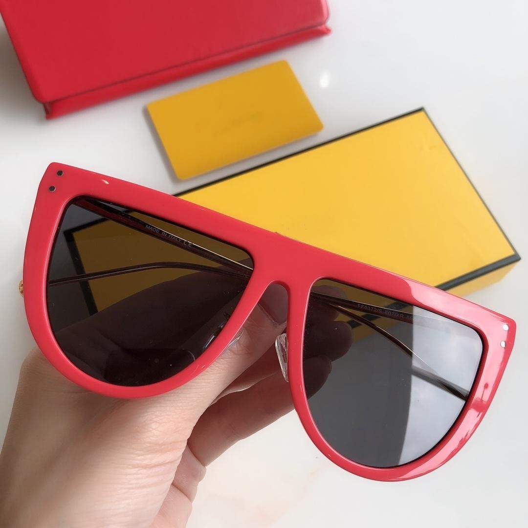 Luxury Sunglasses For Women Fashion Design Popular Charming Goggles Sunglasses Top Quality UV Protection Sunglasses Come With Package 0372