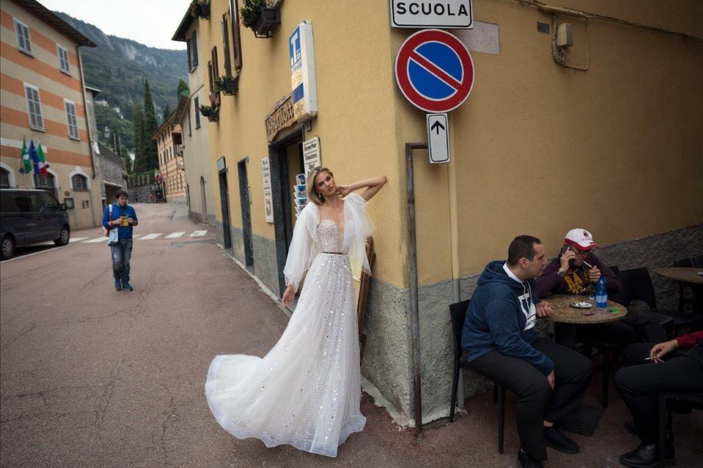 Julie Vino Sparkly Wedding Dresses Full Beads Open Back A Line Bridal Gowns Bling Bling Sequins Sweep Train Wedding Dress