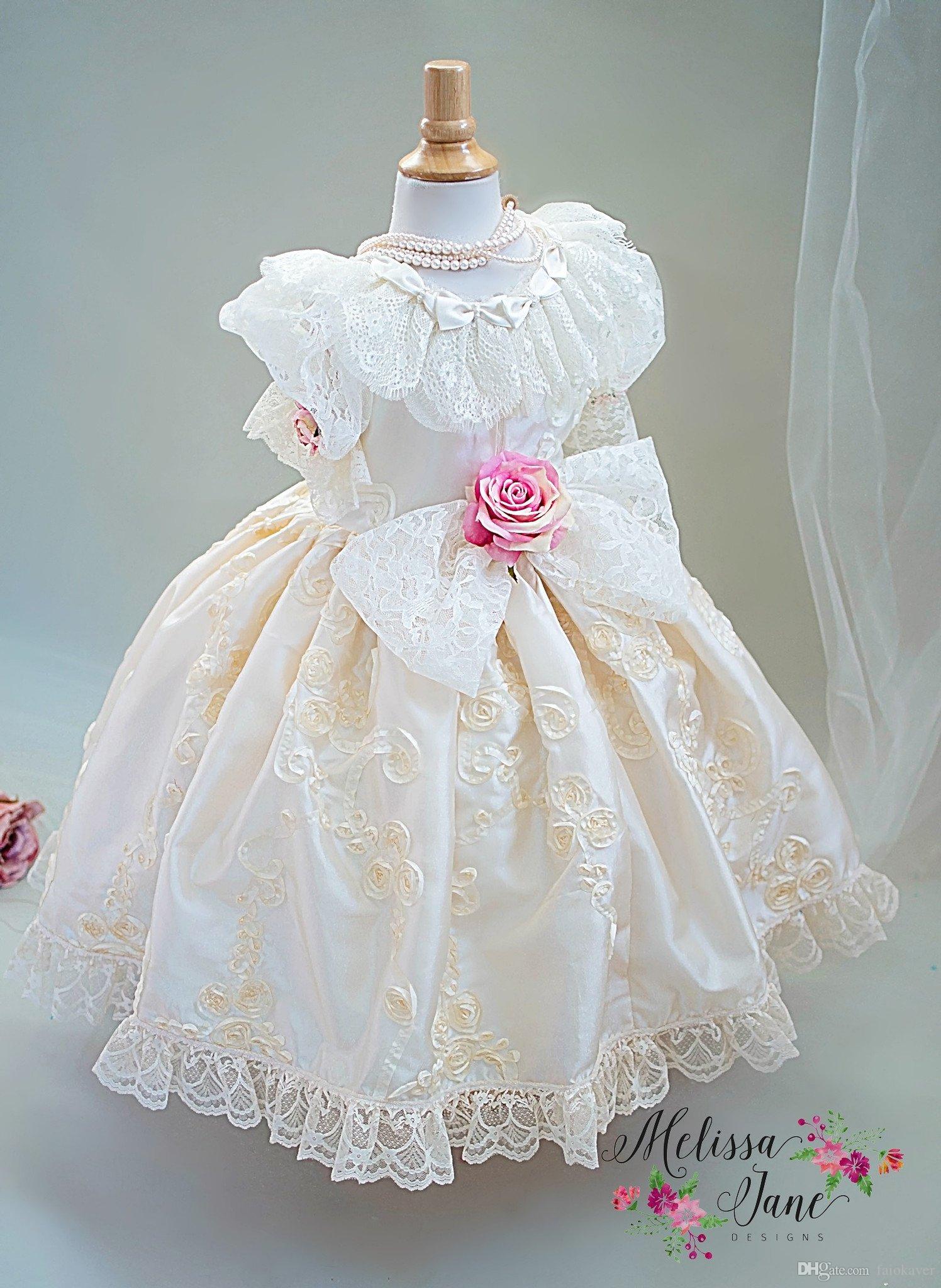 2019 Cute Little Flower Girl Dresses Short Sleeves Jewel Neck Lace Applique Birthday Party Girls Pageant Gowns With Flowers Customized