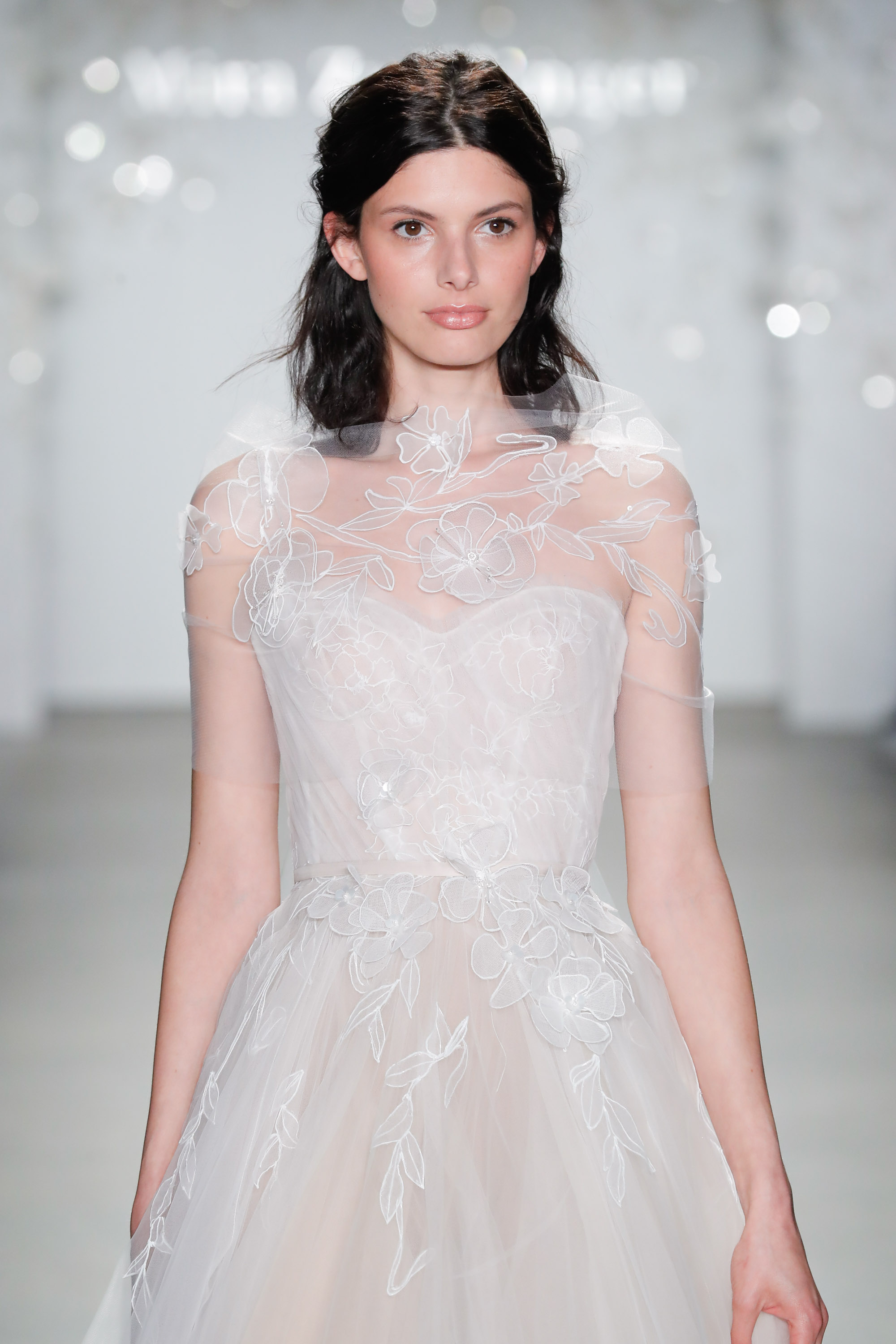 New Fashion A Line Wedding Dresses Sexy Sheer Jewel Neck 3D Flower Appliques Bridal Gowns Beach Backless Summer Wedding Dress