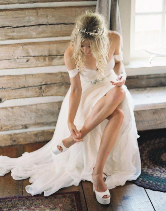 cheap 2020 Boho Beach Wedding Dresses sweetheart off shoulder A Line Off Shoulder Floor Length Long Bohemian Women Wear Bridal Party Gowns