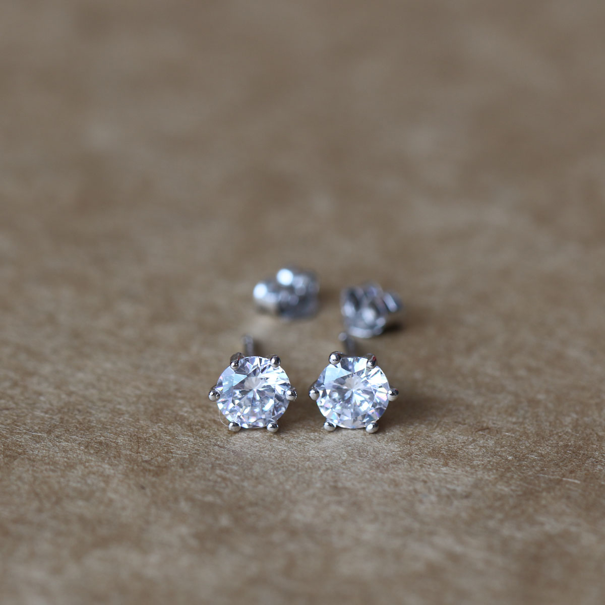 Fashion-925 Sterling Silver Six-Claw Stud Earrings for Women Fashion White Zircon Earrings Wedding Jewelry