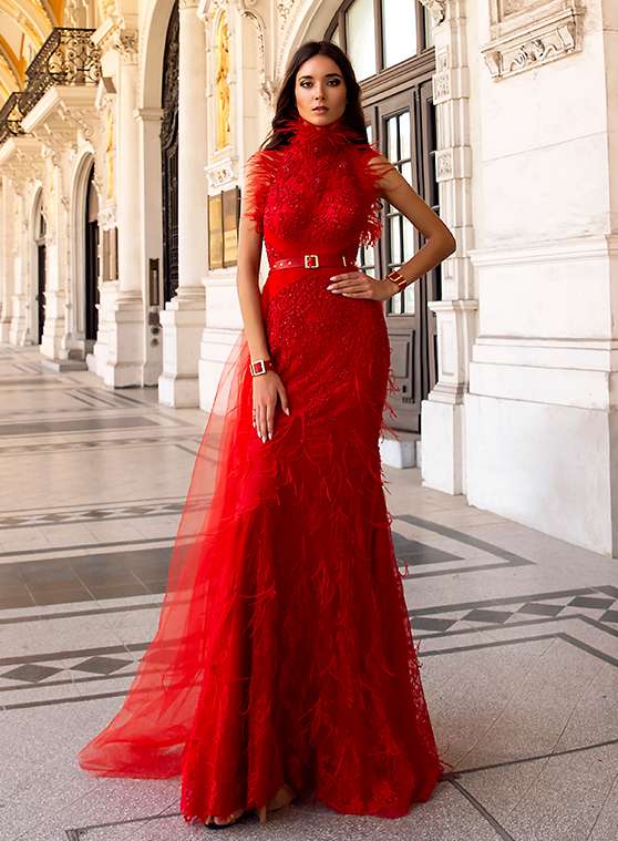 Oksana Mukha Red Prom Dresses Floor Length Lace Applique Beaded Mermaid Evening Dress with High Collar Feathers Formal Party Dresses