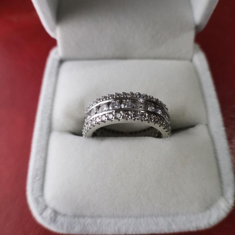 2021 latest ladies diamond ring full crystal 925 sterling silver rings woman married by luxury designer jewelry contains high-end gift box
2021 latest ladies diamond ring full crystal 925 sterling silver rings woman married by luxury designer jewelry contains high-end gift box