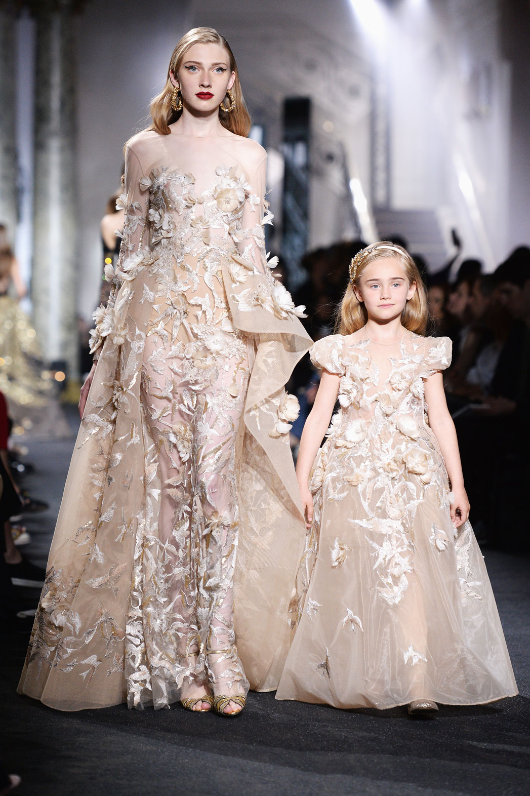 Luxury Embroidered Prom Dresses 3D Flower Appliqued A Line Evening Gowns Sweep Train Sheer Long Sleeve Party Pageant Dress