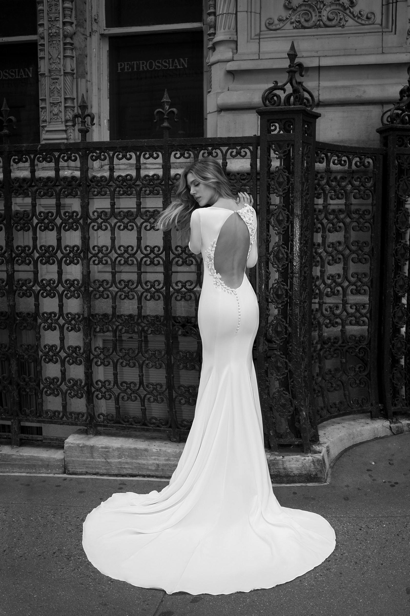 Winter Autumn Mermaid Dresses Long Sleeve Satin Backless Appliques Beaded Bridal Gowns Elegant Sweep Train Wedding Dress