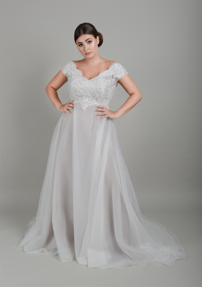 2020 Modest Wedding Gowns A Line V Neck Short Sleeve Plus Size Wedding Dresses Sweep Train Tulle Lace Applique Sequins Button Bridal Gowns