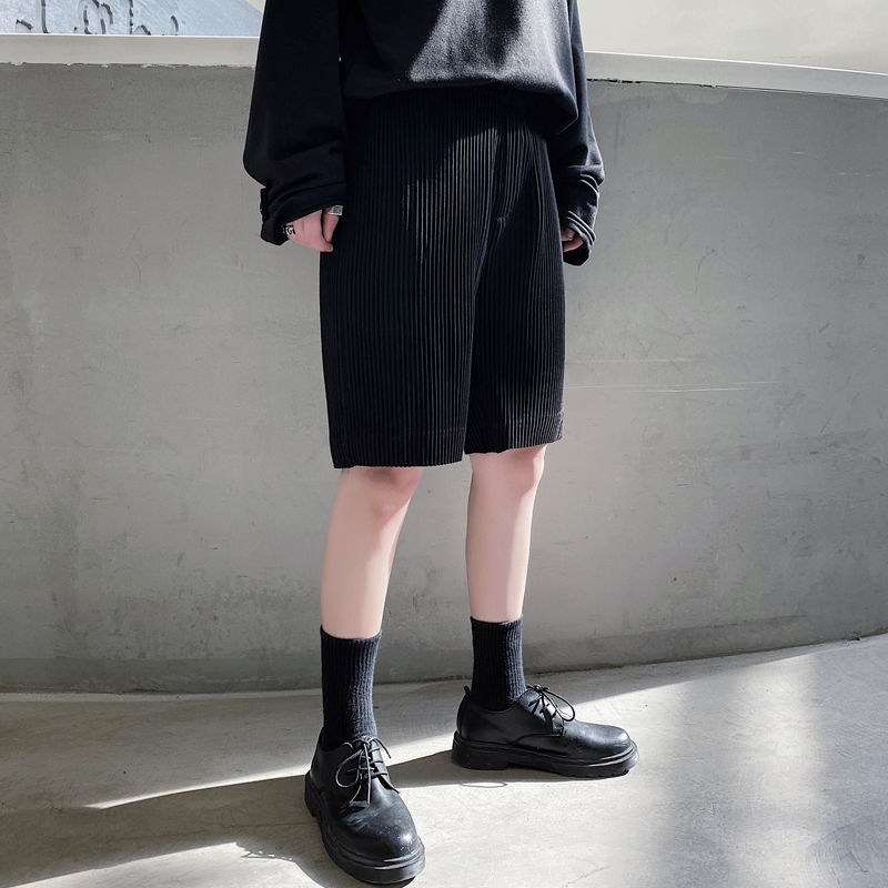 EWQ / men's wear Summer new 2020 pleated fabric black loose shorts for male korean trendy male's casual knee length pants 9Y2618 CX200701