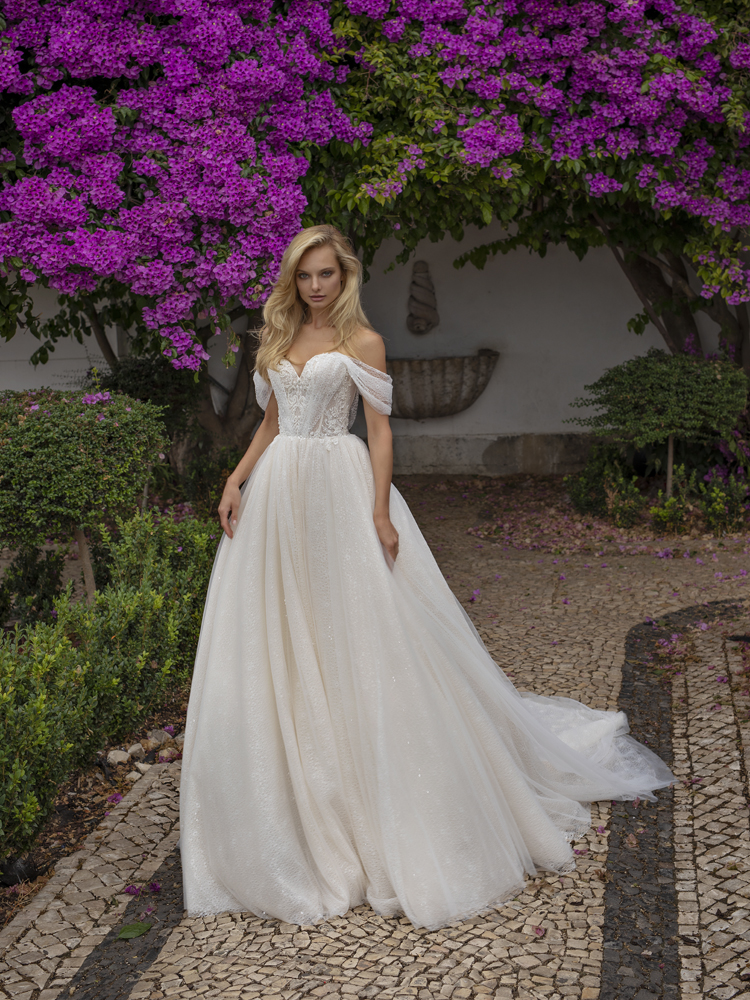 Summer Bohemian Wedding Dresses Off Shoulder Short Sleeve Bridal Gowns Lace Appliques Backless Sweep Train Wedding Dress