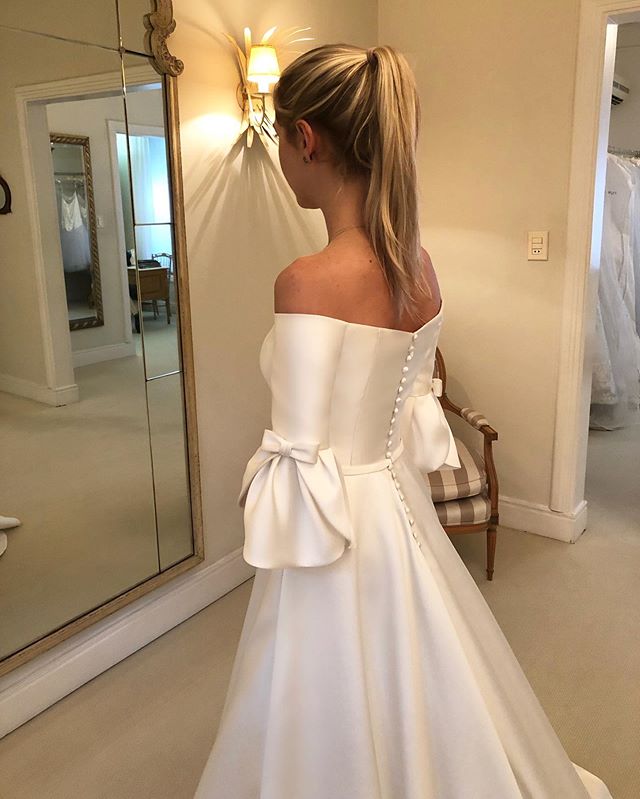 2022 Elegant Bohemia Wedding Gowns A Line Satin Bateau Covered Button Bridal Gowns Chapel Train Abiti Da Sposa