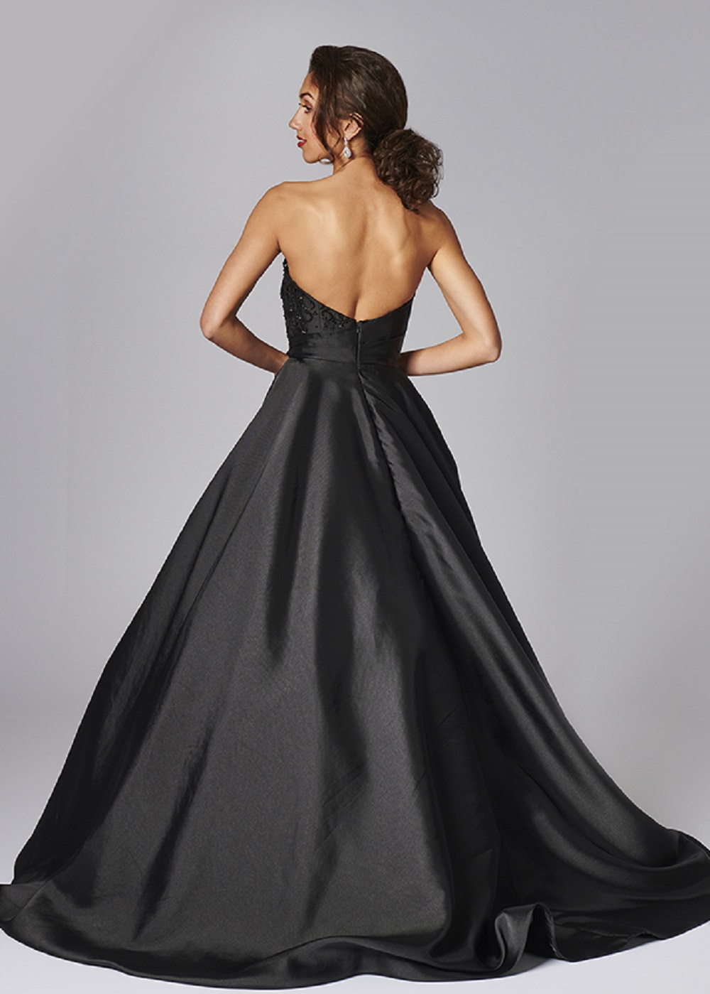 Black Ball Gown Prom Dresse Strapless Sleeveless Satin Applique Bow Ruched Party Dress Sweep Train robes de soirée