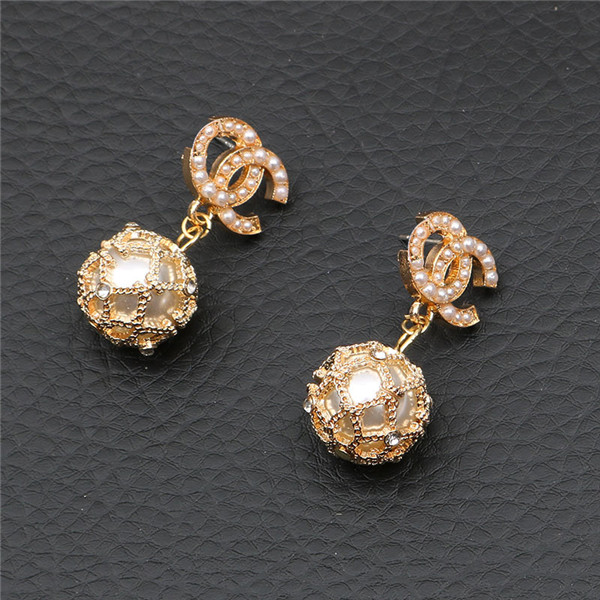 Exquisite fashion earrings 925 silver needle fashion letters set with diamond and pearl high-end earrings
Exquisite fashion earrings 925 silver needle fashion letters set with diamond and pearl high-end earrings