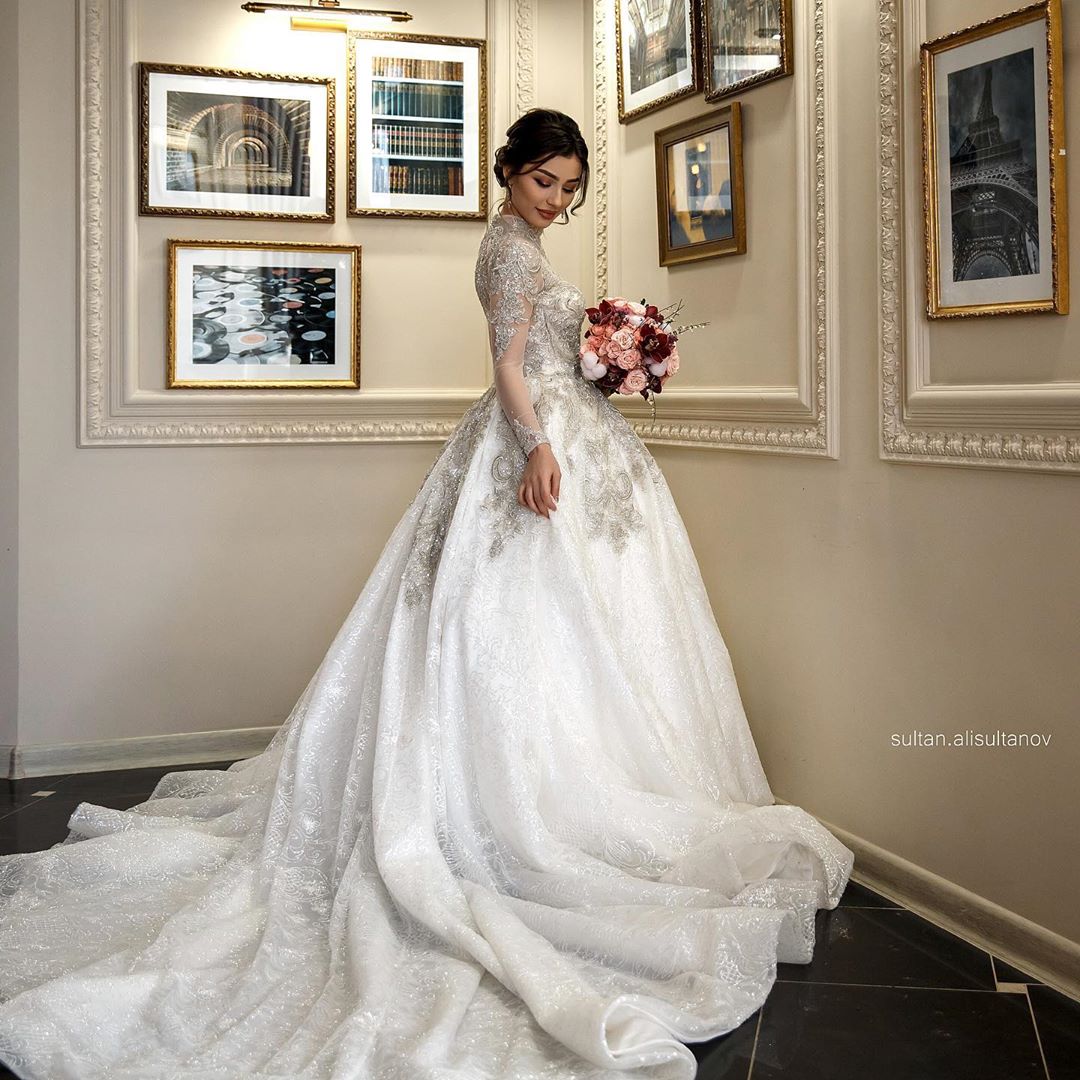 2020 A Line Wedding Gowns Lace Tulle Applique Sequins Zipper Plus Size Wedding Dresses Sweep Train High Collar Long Sleeve Bridal Gowns