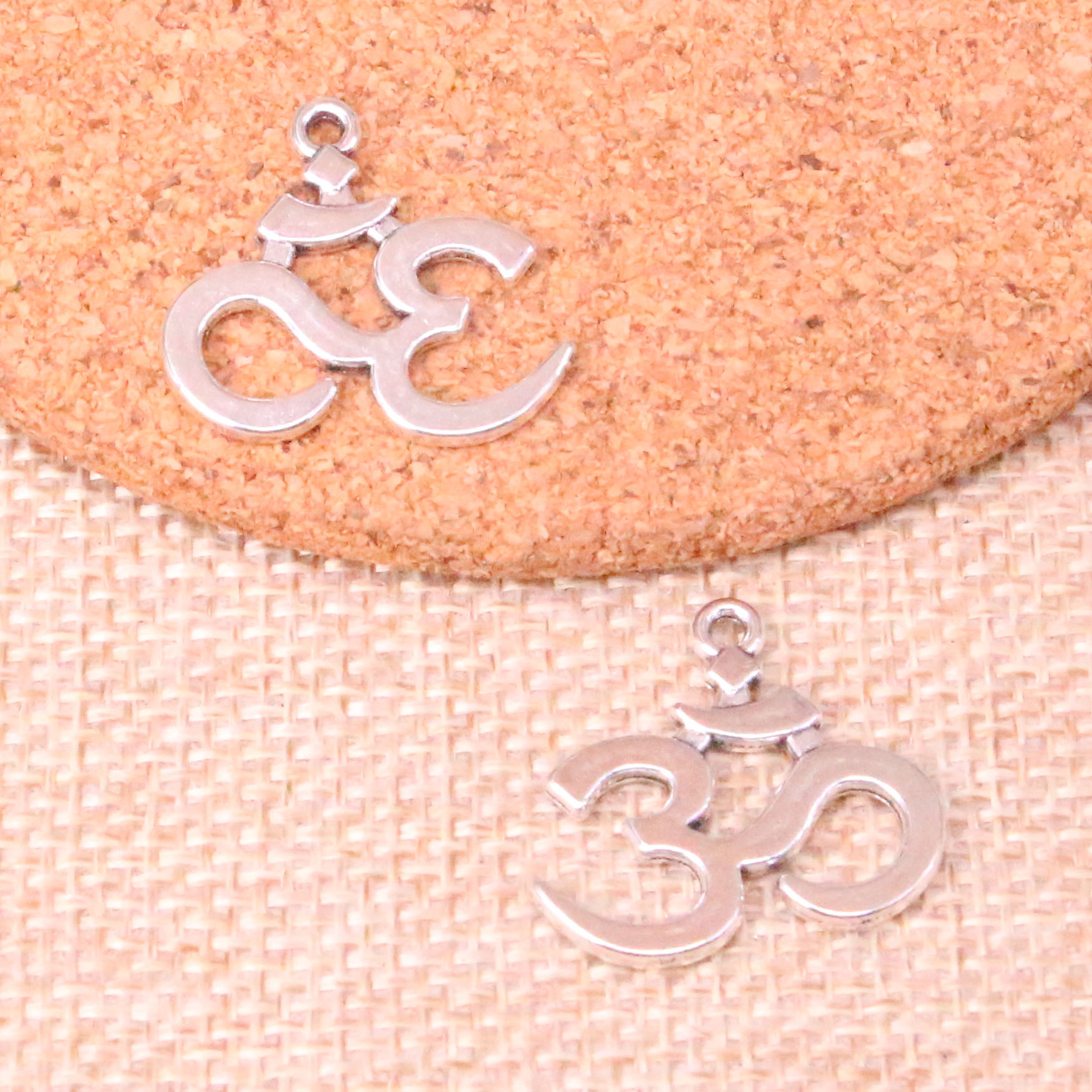 63pcs Charms yoga om 23*21mm Antique Making pendant fit,Vintage Tibetan Silver,DIY Handmade Jewelry, Bronze;silver
63pcs Charms yoga om 23*21mm Antique Making pendant fit,Vintage Tibetan Silver,DIY Handmade Jewelry, Bronze;silver