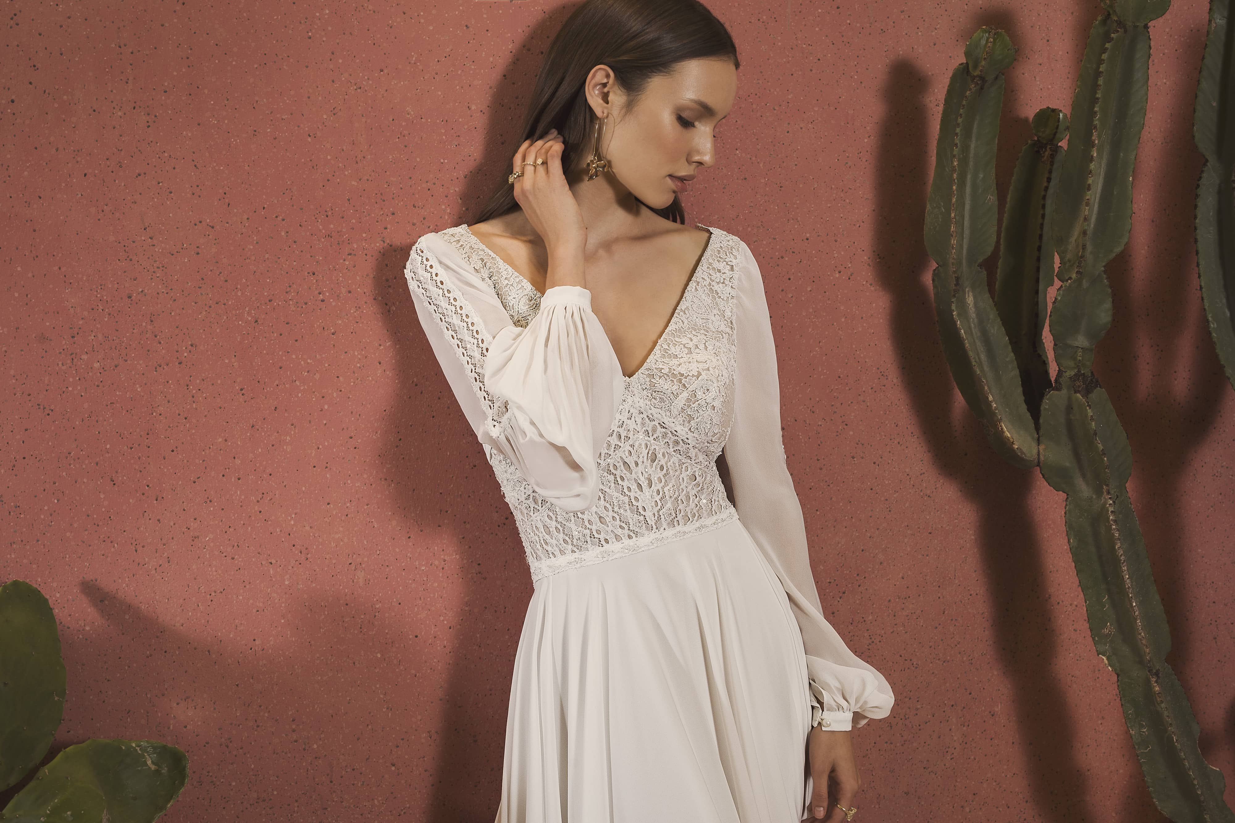 Bohemian Long Sleeve Wedding Dresses 2020 V Neck Lace Appliqued Boho Bridal Gowns A Line Chiffon Wedding Dress robe de mariée