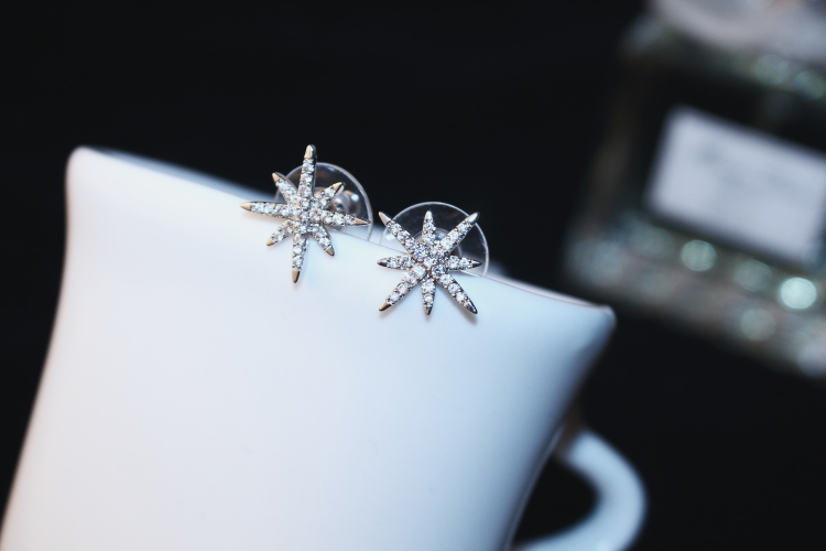 Wholesale- glittering ! ins fashion designer sweet cute star luxury diamonds stud earrings for woman girls S925 silver pin
Wholesale- glittering ! ins fashion designer sweet cute star luxury diamonds stud earrings for woman girls S925 silver pin