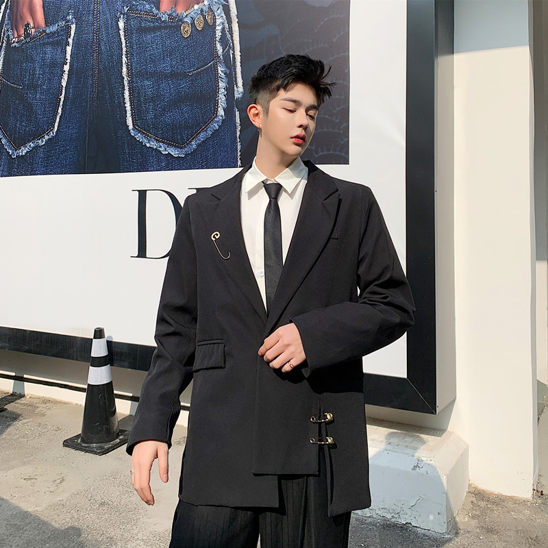 2020 Black suit jacket men 2020 spring fashion new French design sense of thin belt temperament small suit men
2020 Black suit jacket men 2020 spring fashion new French design sense of thin belt temperament small suit men