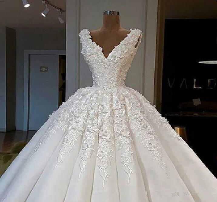 2019 Luxury Ball Gown Wedding Dresses V Neck Lace 3D Floral Appliques Ruffles Vintage Bridal Gowns Plus Size Chapel robe de mariée