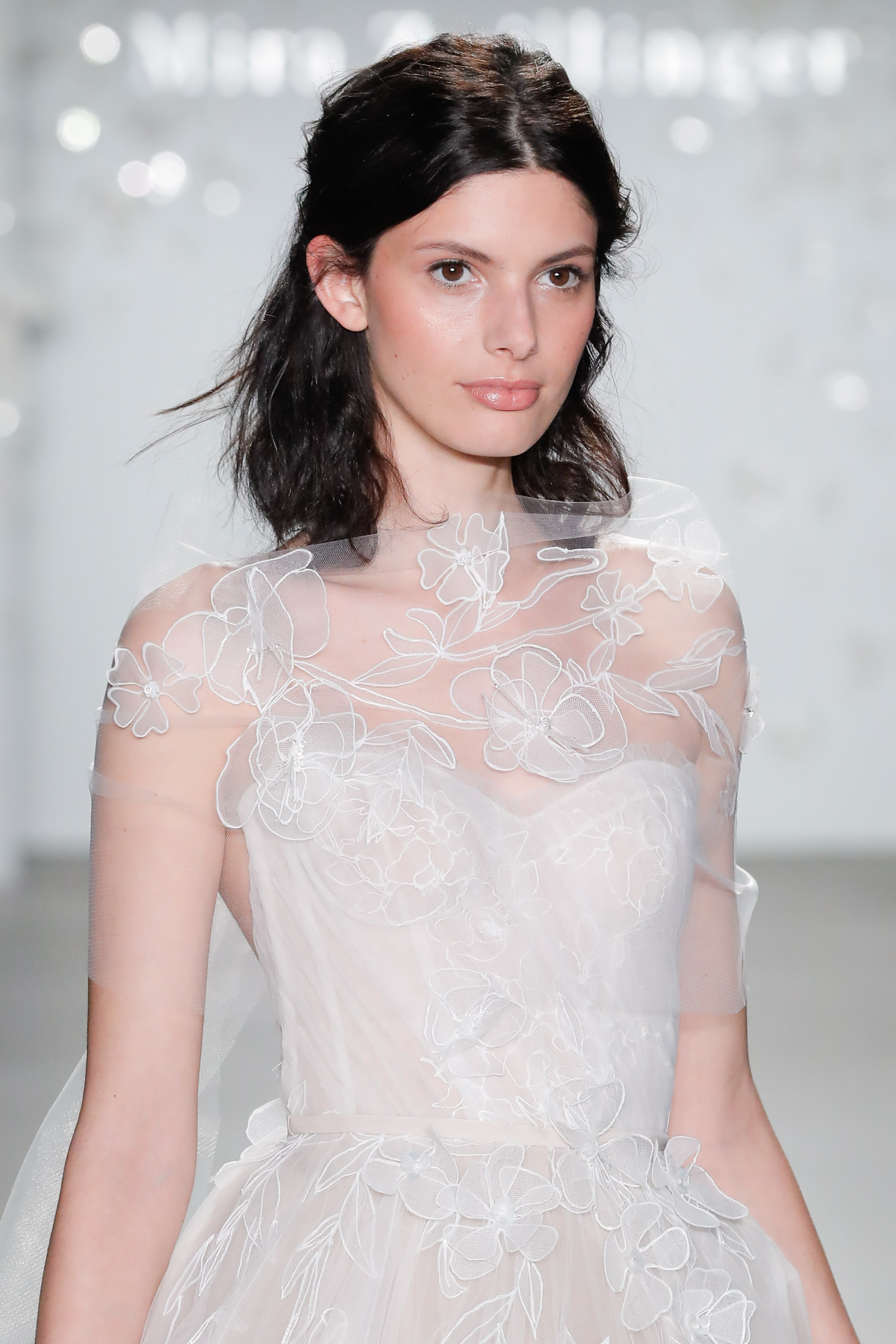 New Fashion A Line Wedding Dresses Sexy Sheer Jewel Neck 3D Flower Appliques Bridal Gowns Beach Backless Summer Wedding Dress