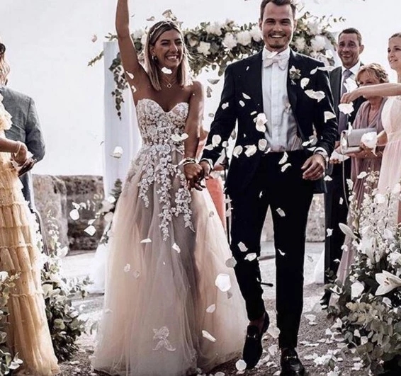 Spring 2020 Gorgeous Bohemian Wedding Dresses with 3D Floral Appliques Sweetheart Illusion Bodice Flowing Tulle Beach Bridal Marriage Dress