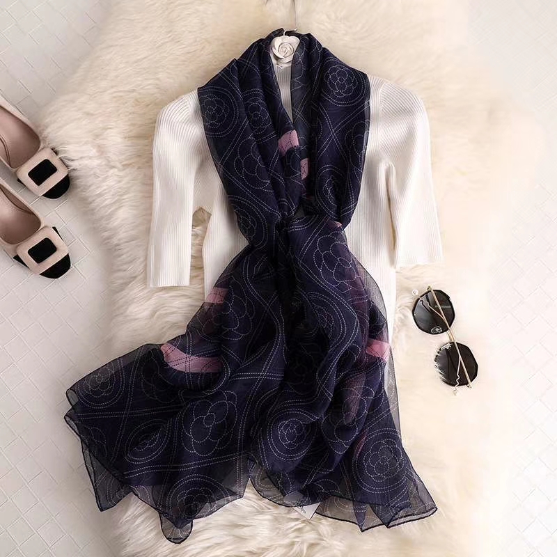 Summer new women's fashion luxury scarf brand ice silk scarf floral print travel sunscreen cape beach towel specifications 190*135cm high qu
Summer new women's fashion luxury scarf brand ice silk scarf floral print travel sunscreen cape beach towel specifications 190*135cm high qu