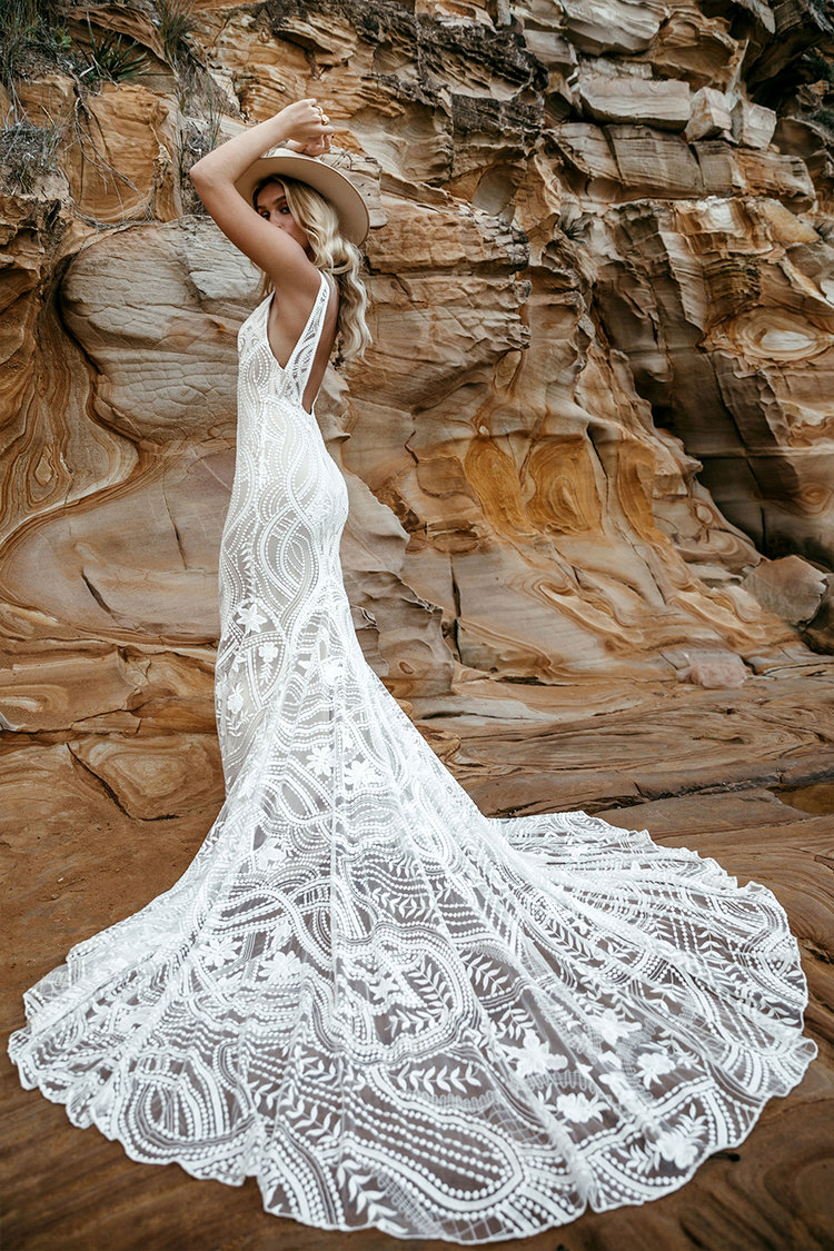 2020 Mermaid Wedding Dresses Deep V Neck Sexy Backless Lace Appliqued Country Wedding Dress Custom Made Sweep Train Beach Bridal Gowns