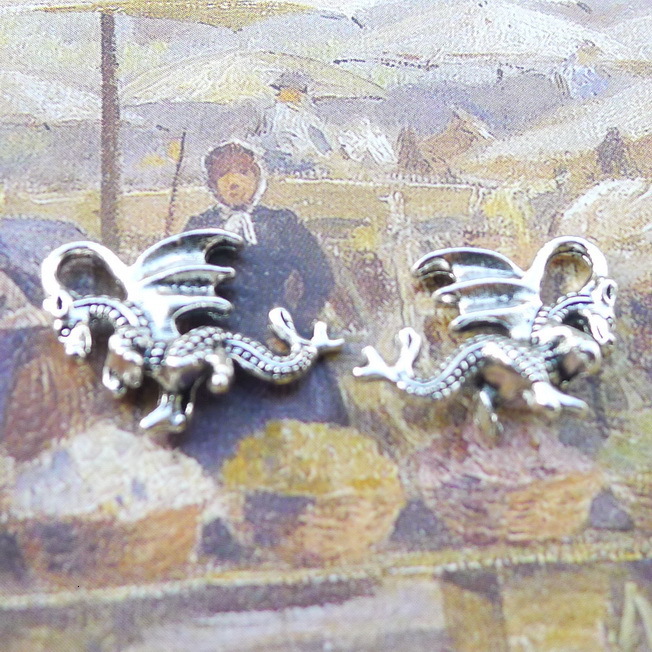 B7289 21*15mm Loong Ancient Silver Combine Gold Product Parts 100 Individual / Package 1.5 G
B7289 21*15mm Loong Ancient Silver Combine Gold Product Parts 100 Individual / Package 1.5 G