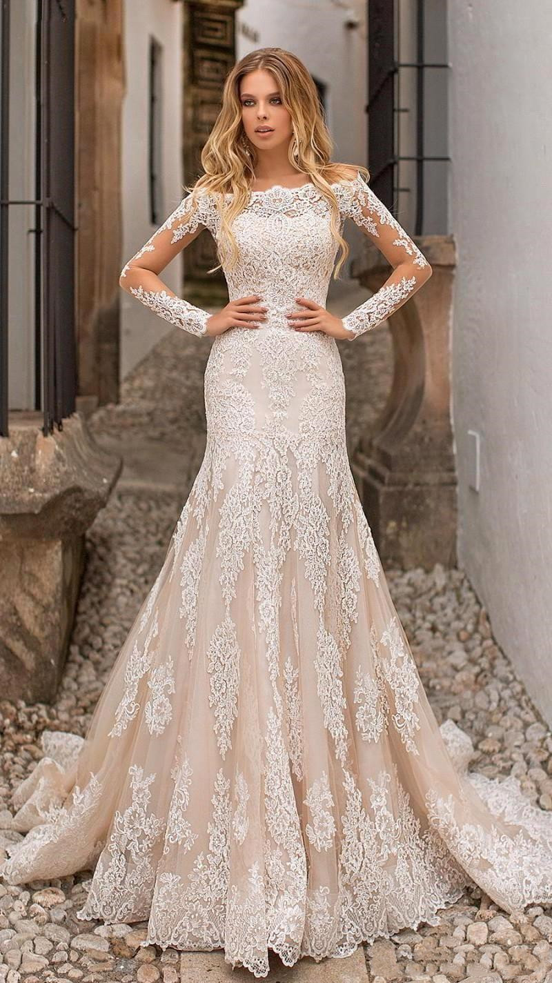 2021 Mermaid Bridal Gowns Off Shoulder Button Back Lace Appliques Sheer Long Sleeves Tulle Wedding Dresses