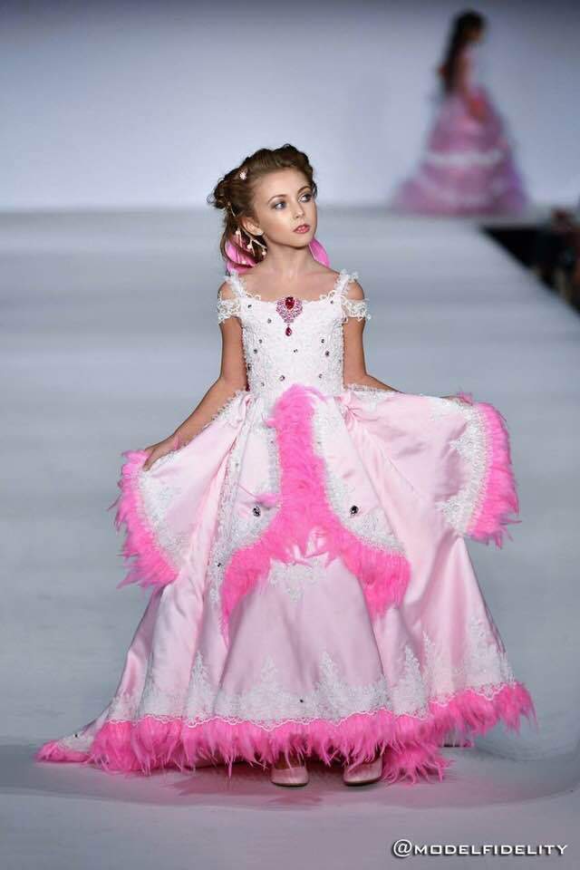 Feather Little Girls Pageant Dresses Square Neck Lace Appliqued Crystal Flower Girls Dress Modest A Line Kids Wedding Gowns