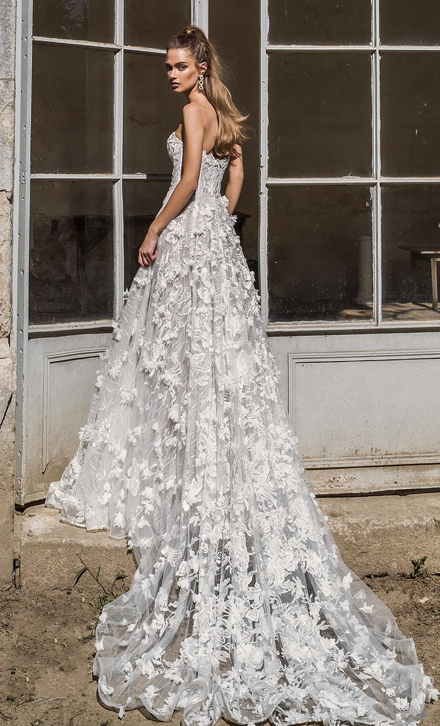 2020 Modest Birenzweig A Line Wedding Dresses Sweetheart Sleeveless Lace Applique Hand Made Flower Wedding Gowns Sweep Train robe de mariée