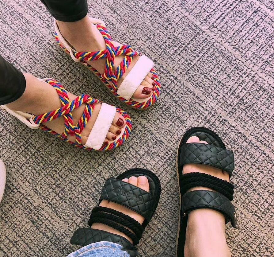 Fashion luxury designer women casual shoes summer Beach flat sandals Color matching hemp rope Wood bottom sandals of high quality
Fashion luxury designer women casual shoes summer Beach flat sandals Color matching hemp rope Wood bottom sandals of high quality