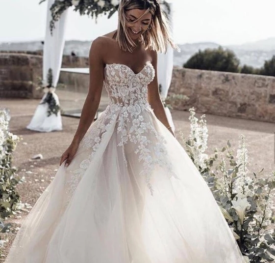 Spring 2020 Gorgeous Bohemian Wedding Dresses with 3D Floral Appliques Sweetheart Illusion Bodice Flowing Tulle Beach Bridal Marriage Dress